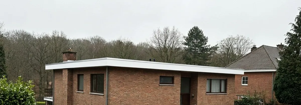 Villa en briques à toit plat avec rive blanche neuve à Watermael-Boitsfort, forêt de Soignes juste derrière